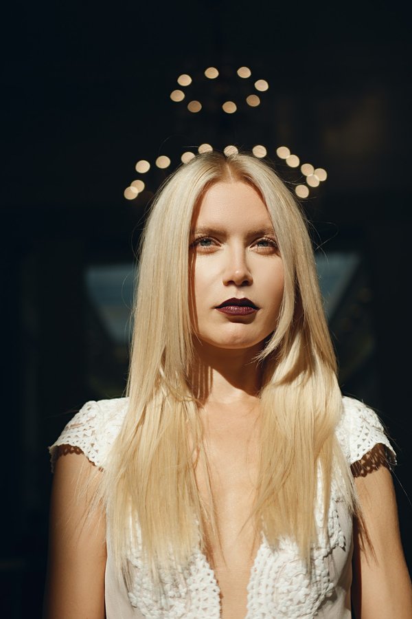 Quelles sont les meilleures façons d'intégrer des chaussures de couleur vive dans une tenue de travail sobre?